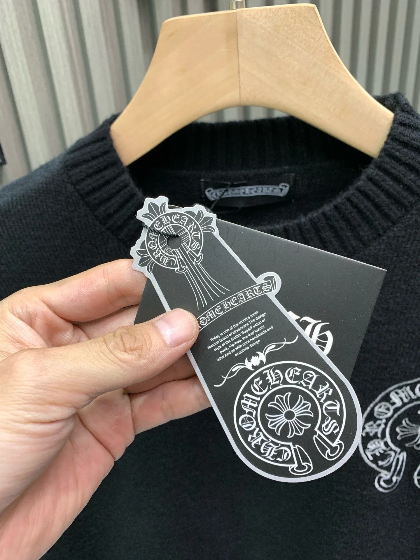 🅿️400 🀄️ Chrome Hearts 2025 autumn and winter new Sanskrit cross-flower knitted pullover. The fabric is made of pure cotton wool. It has a delicate and soft touch. The texture is breathable. It comes with 1x1 thread in the same cylinder. The neckline thread is a pure cotton stretcher thread. The back uses an imported embroidery machine and is not easy to fall off. It is super delicate. It is like a ceiling. The hangtags are all developed and customized according to the original version. It adopts a box-cut design, which is more simple and loose. At the same time, it also hides meat and is leaner. The product is extremely difficult. It is extremely white and youthful. Both men and women can control it. It is an indispensable simple item in autumn. Positioned tailoring. Oversize. Loose version. Full of details. Customized matching accessories. Leather embossed craftsmanship. The style is rock and roll retro. The workmanship and texture are first-class. Three labels are consistent. The packaging bag has a logo. It is tall and can be worn by both men and women.